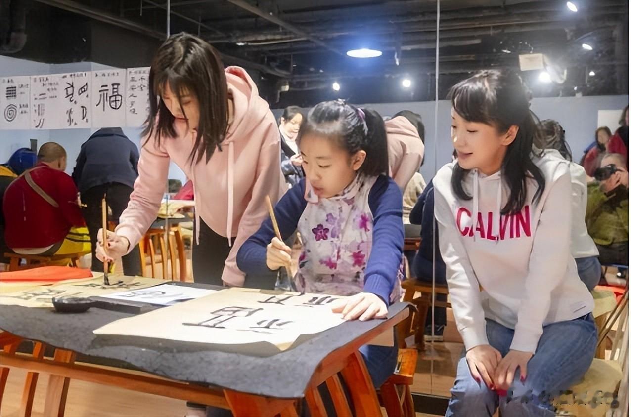《雪豹》爆火的俩女星，一个嫁百亿总裁，一个靠百亿亲姐进军商界