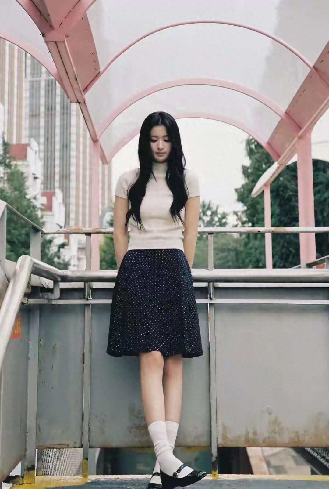王楚然身穿白色紧身上衣搭配波点半身裙，瞬间学院风十足