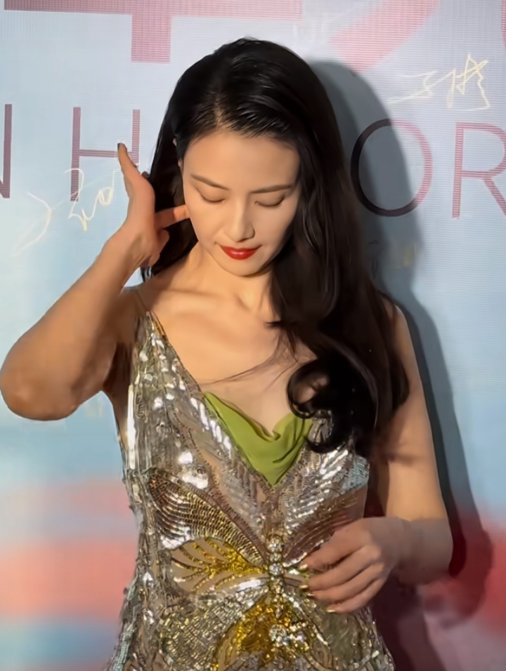 高圆圆亮相北影节，复古波浪卷发配鎏金礼服，温柔又贵气