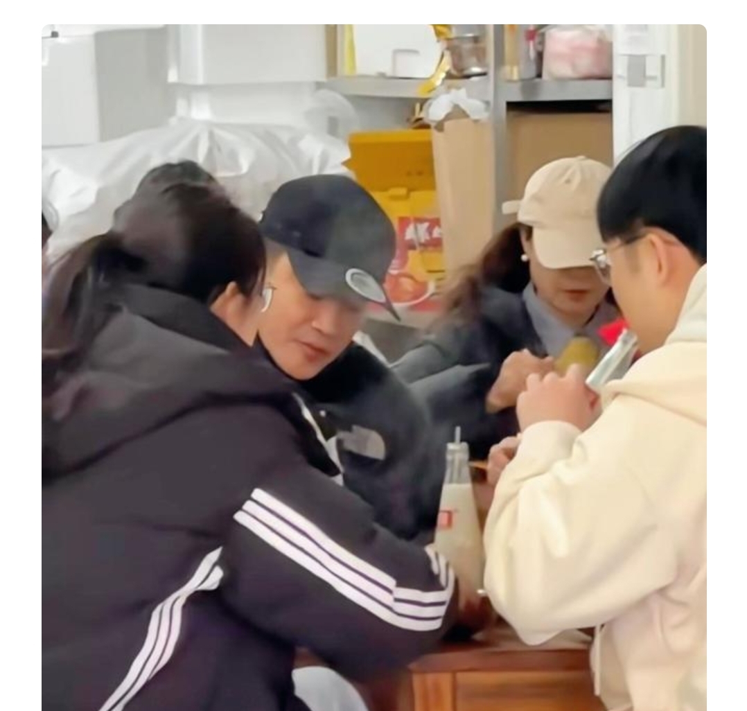 何润东柳州蹲摊嗦粉，48岁状态太绝了