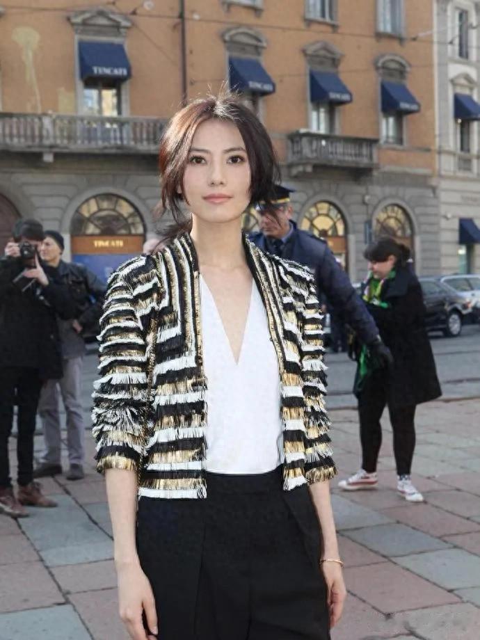 高圆圆在国外秀场真漂亮！笑靥如花，明媚灿烂。 ???