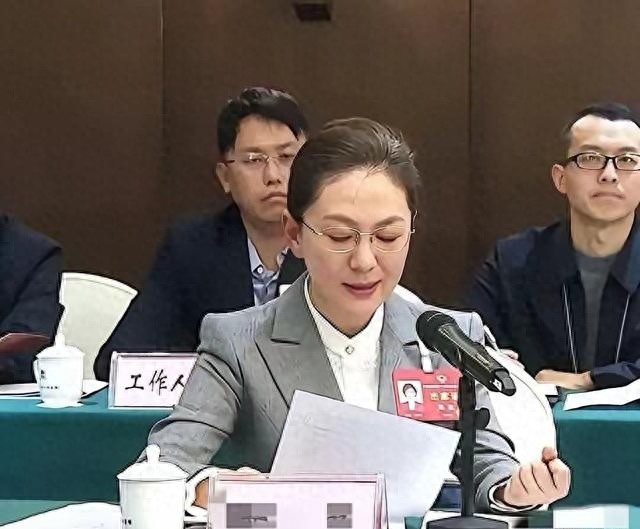 竟转行当校长了？戴眼镜认不出，你敢信这是她。