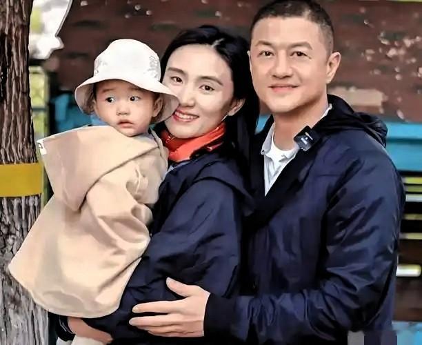 李亚鹏前妻回四川过年，住村里山上大别墅，三层楼院子大到能跑步