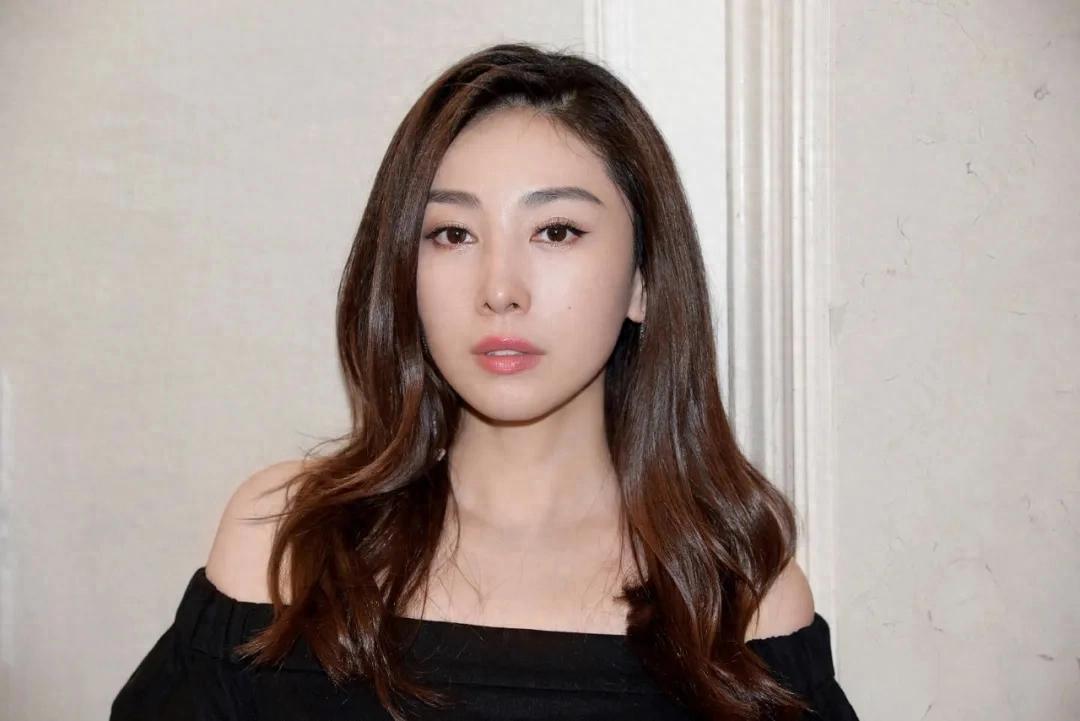 前TVB女星产后曾患抑郁,吐槽老公拍戏没时间陪伴,曾对婚姻失信心