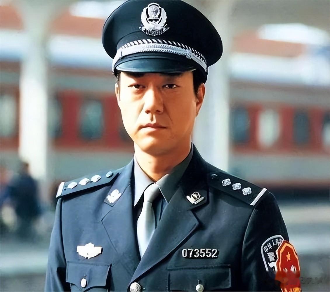 演员董勇：离婚后坚决不再婚，却在45岁被嫂子“逼迫”相亲娶娇妻