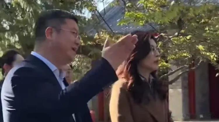 郑丽文到北京碧云寺！穿咖色风衣与蓝牛仔裤很减龄，还松弛感满满