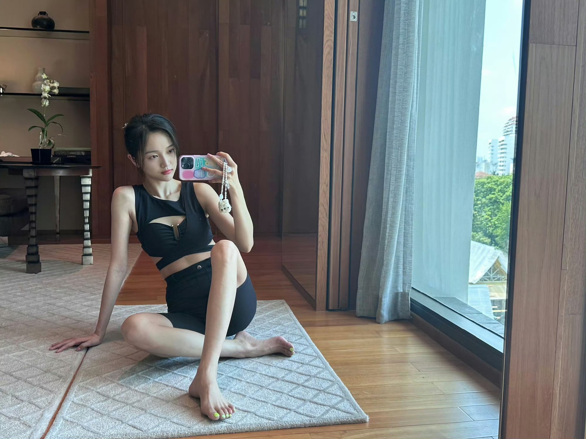 吴宣仪紧身运动装自拍，身材太好了