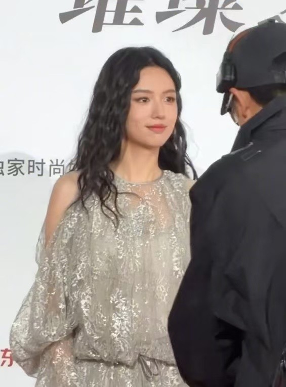 安妮海瑟薇新片也成双面派？ 表面讨好背后阴阳，站台明星长点心吧
