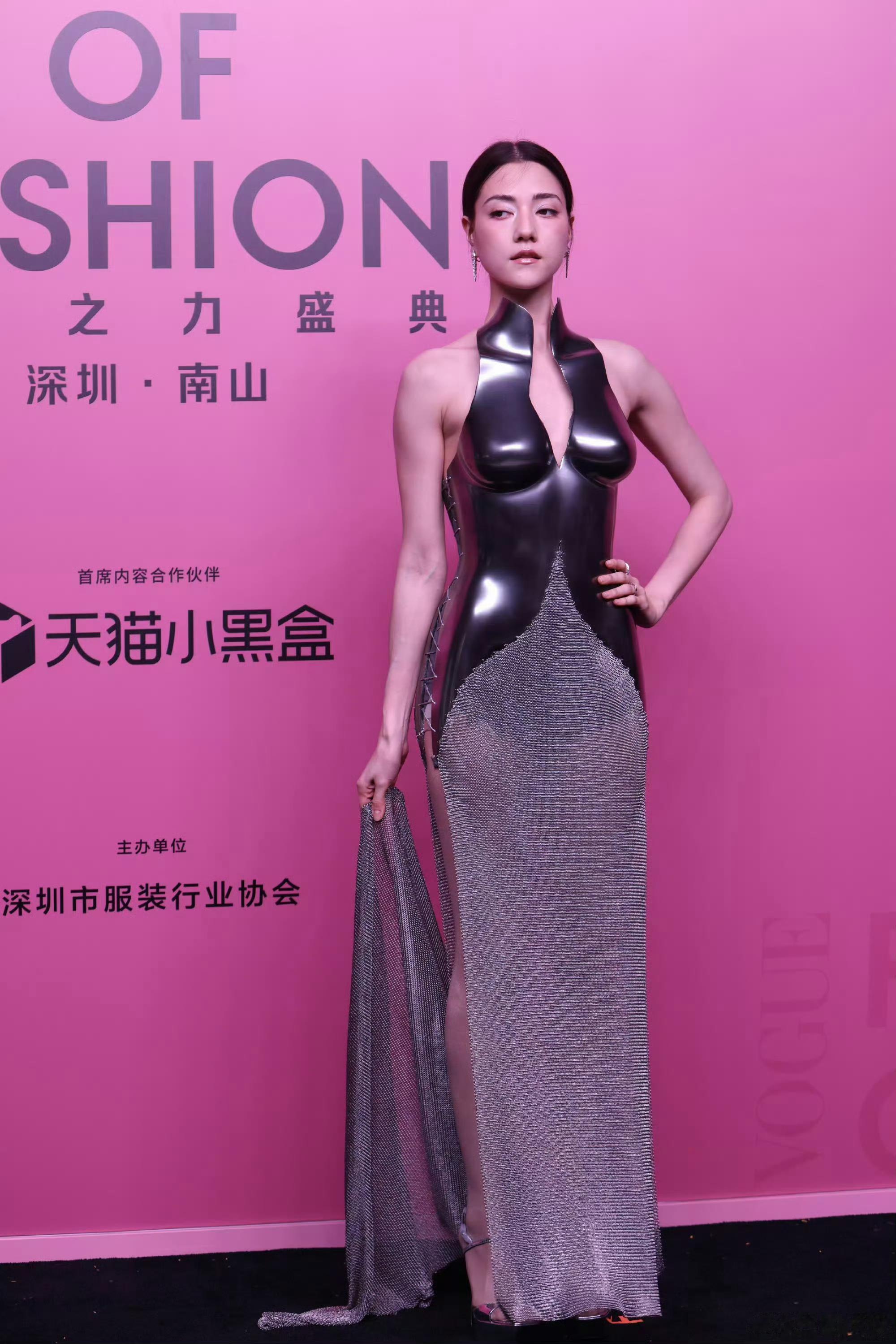 娜然这衣服很个性