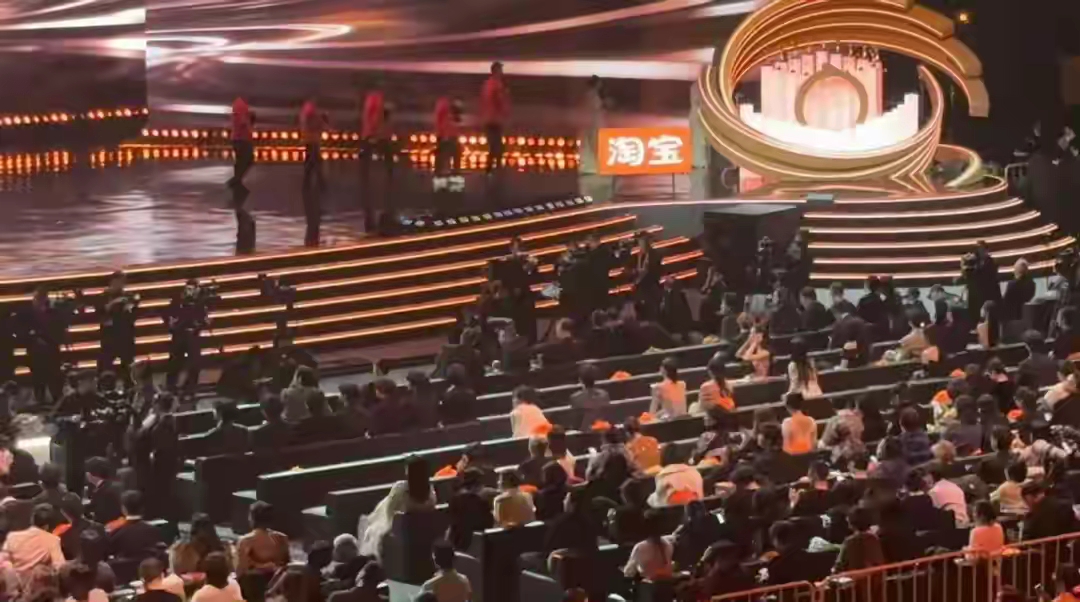 内娱风波再起！微博之夜陷座位风暴，肖战王一博“消失”，杨幂超话遭围攻沦陷