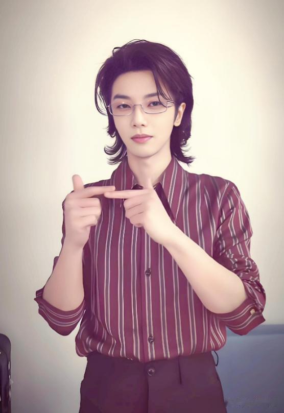 关系藏不住了？华晨宇殷秀梅手挽手下班引发热议