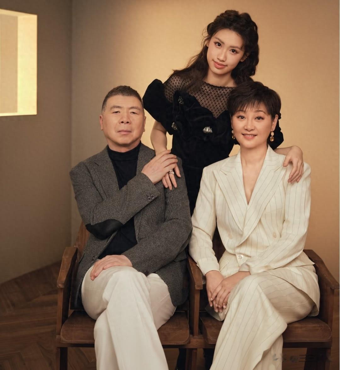 徐帆一家在美过年!冯小刚调馅包饺子 干活超带劲,女儿穿旗袍抢眼