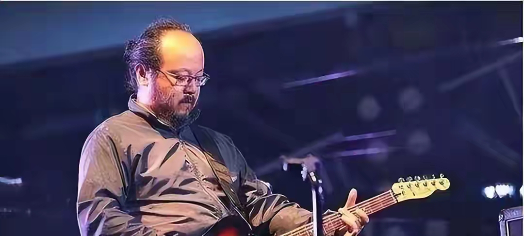 56岁窦唯现状：已定居阿那亚多年，骑电动车，买菜砍价，生活惬意