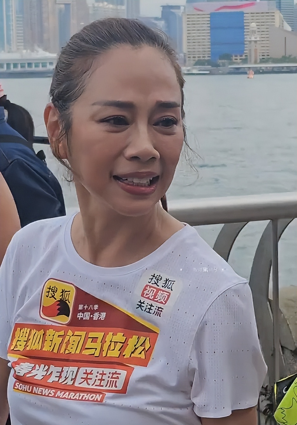 香港同框名场面：林志玲脸肿如发面馒头，56岁陈松伶干瘪却赢麻