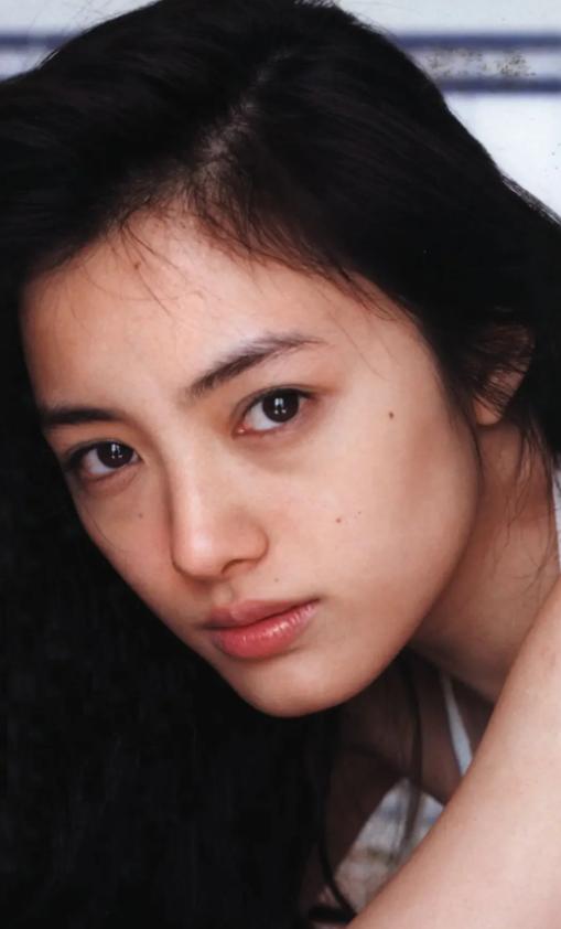 她是黑长直最美的日本女星 却为出轨丈夫生下双胞胎，如今48岁变胖