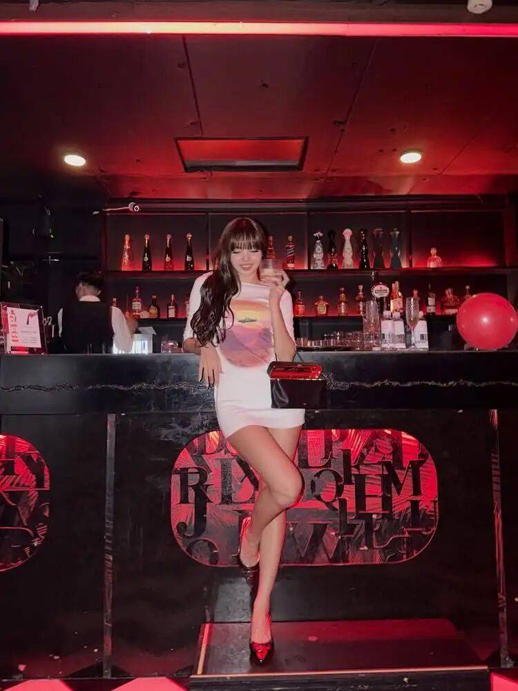 顶级女团成员直播中反应引热议!