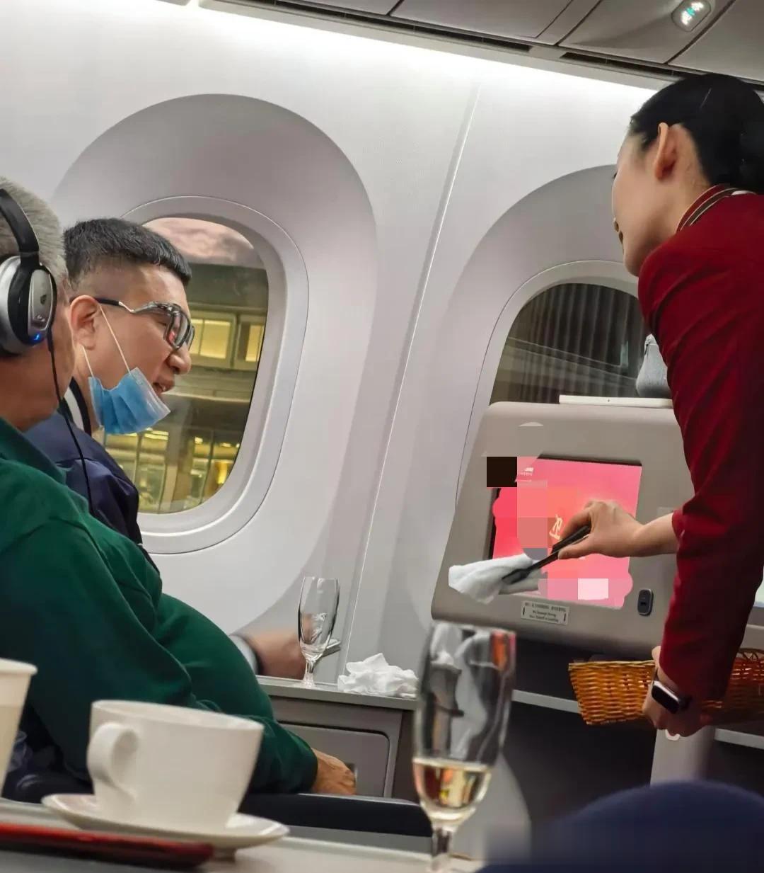 孙红雷从新西兰坐飞机回国被偶遇，留着寸头，鼻子看起来好大！