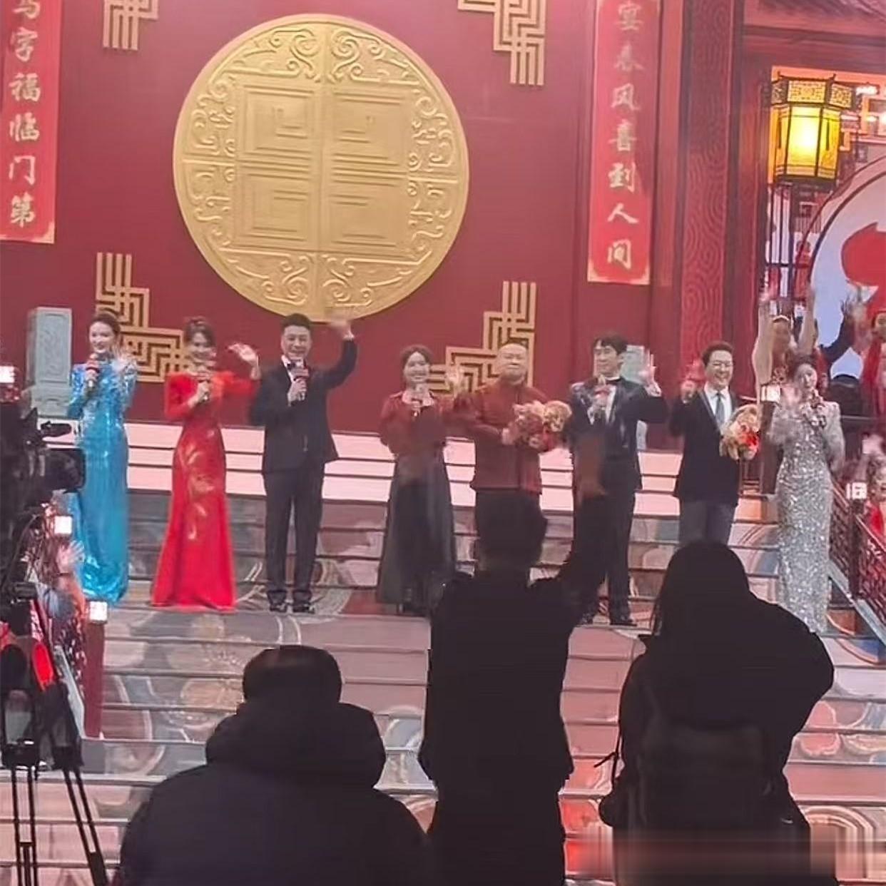 岳云鹏录辽视春晚，与唐国强同台，客串主持人，搭档孙越没来