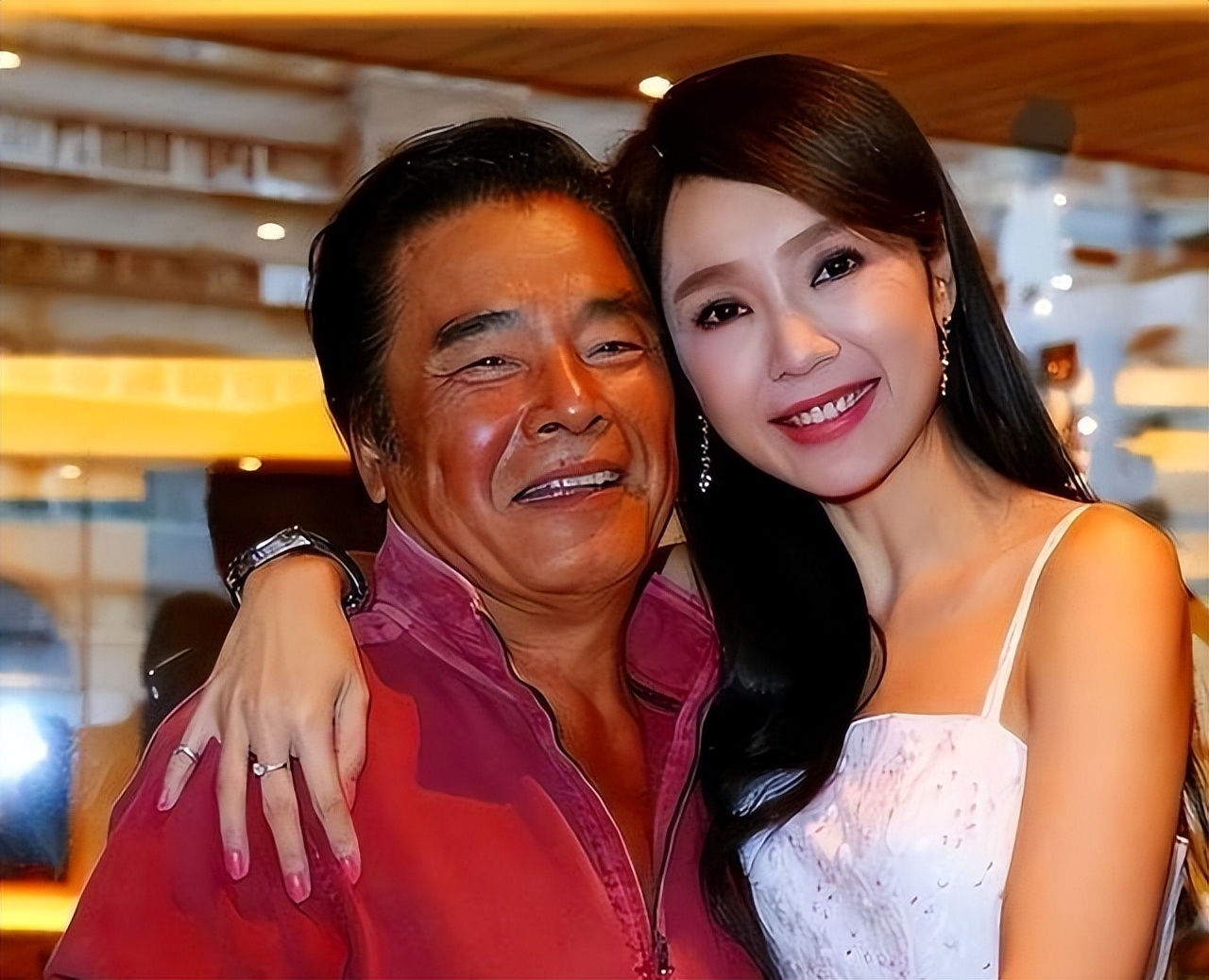 他和6个老婆共处一室，每人每月7万零花钱，71岁又娶了20岁小娇妻