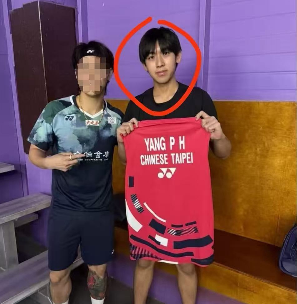 林志颖儿子Kimi正面曝光！羽毛球赛场亮相，简直是妈妈陈若仪翻版
