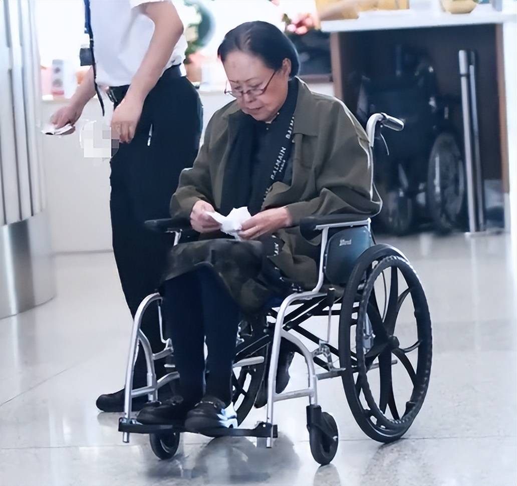 斯琴高娃庆祝76岁大寿!脸色惨白一头大波浪,抹大红唇险些认不出