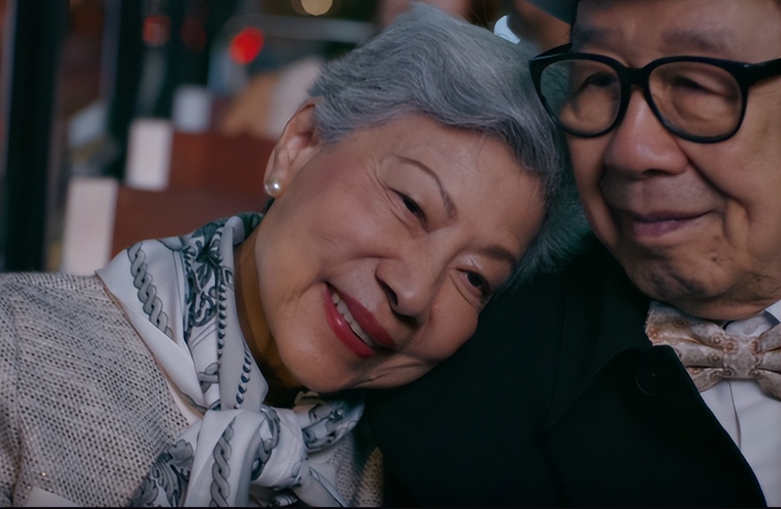 91岁香港知名老戏骨,独自站在楼梯上彷徨无助,网友担心其健康