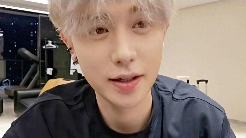 童锦程孩子妈直播露全脸,果然大美女,自称天然脸,10分钟就被封