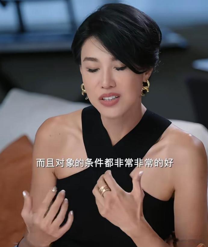 57岁女主持定居上海6年！离婚后与歌手前男友复合，4个孩子已离巢