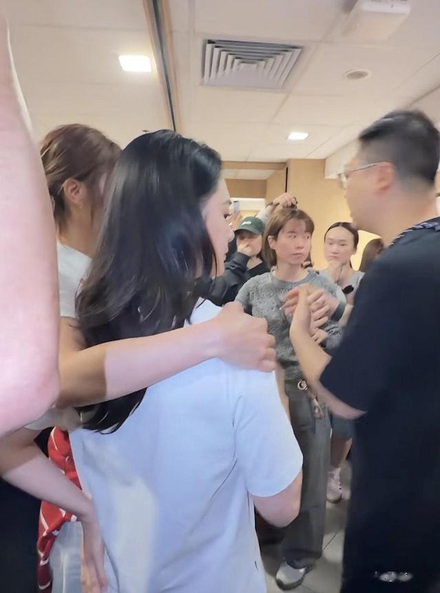 Twins快闪快餐店人气爆棚!阿Sa狂揽面青阿娇安抚 粉丝热情险失控