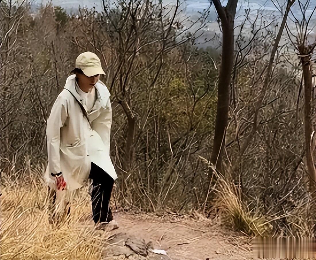 31岁女星上山捡垃圾！卫生巾臭袜子都不嫌弃，出道10年仍北京租房