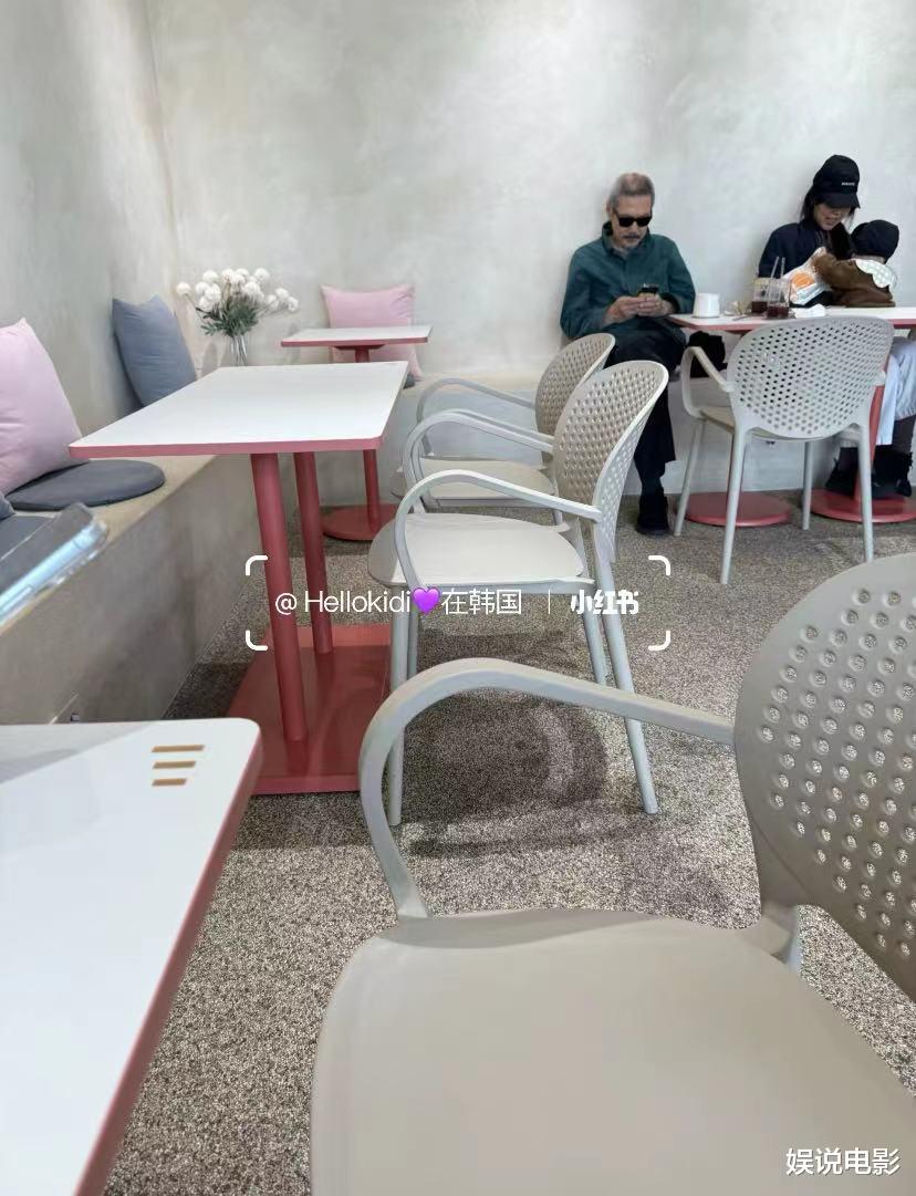 年龄差22岁洪常秀金敏喜被偶遇带娃，像姥爷陪着女儿照顾孩子