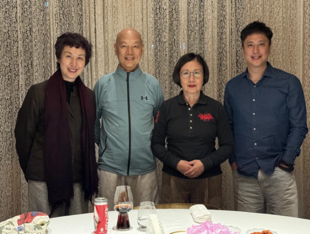 78岁汪明荃回上海老家探亲，带罗家英给祖父母扫墓，顺便踏青赏花