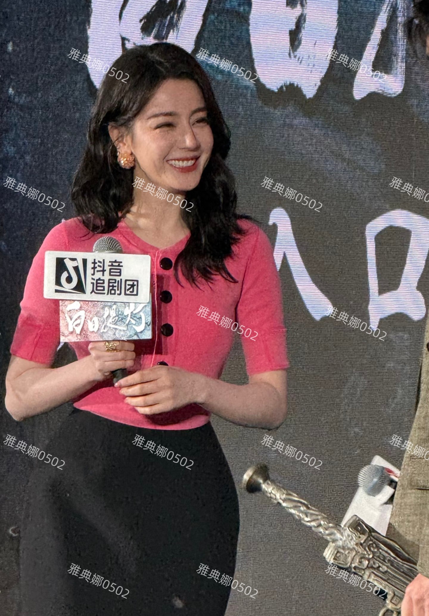 迪丽热巴虽然身材保持很好但颜值明显大不如前，脸泡泡的不立体了