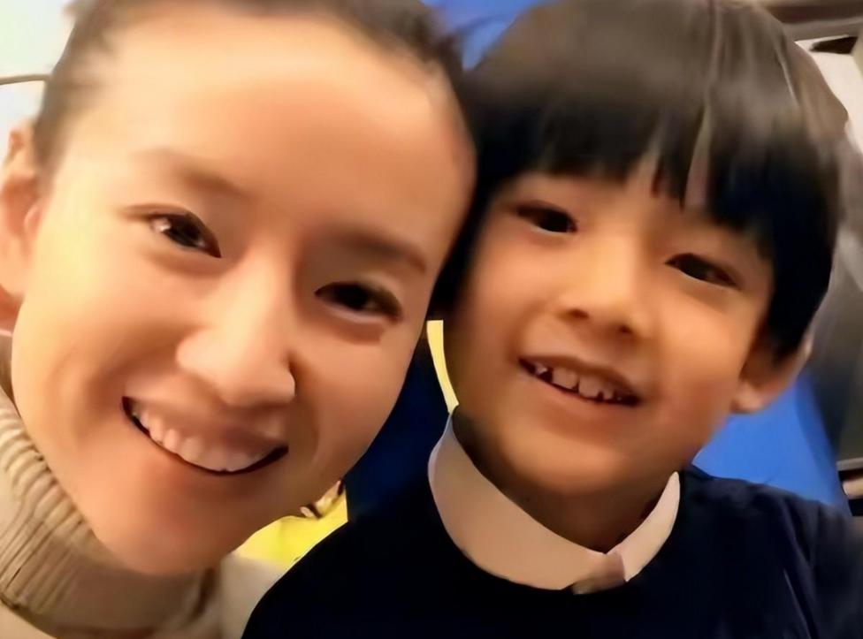 离婚14年后，董洁终于低头认错？潘粤明8字回应撕下她仅剩的体面