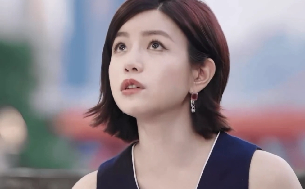 明艳的美貌成功给人留下了深刻的印象