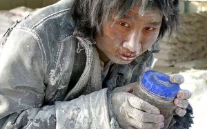 2025年了居然还有「现代奴隶」某地村民竟然圈养残障人士，逼迫他们从事重体力劳动