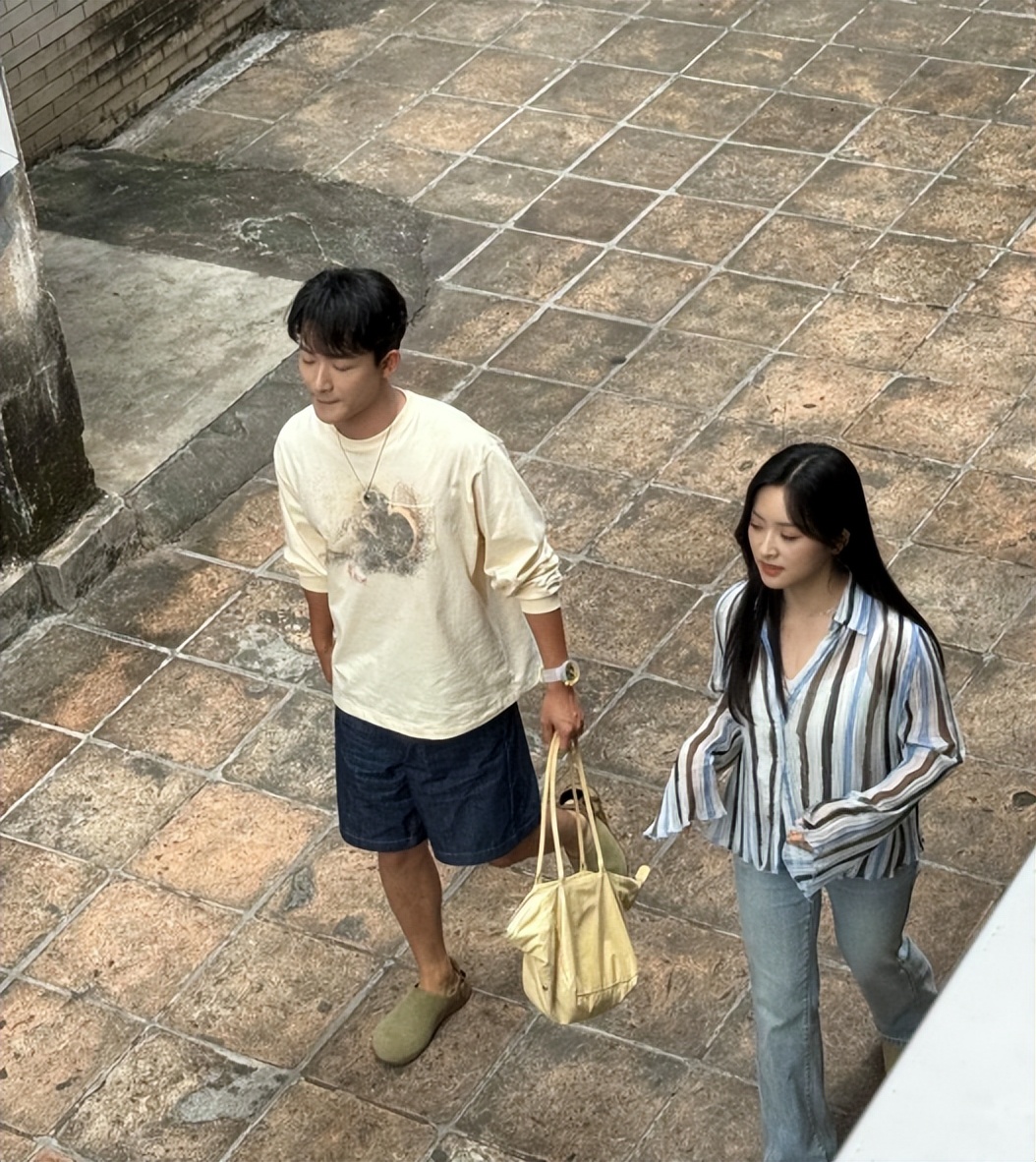 张晚意和沈月在广东小区拍戏被偶遇，两个人现实中看起来都好普通