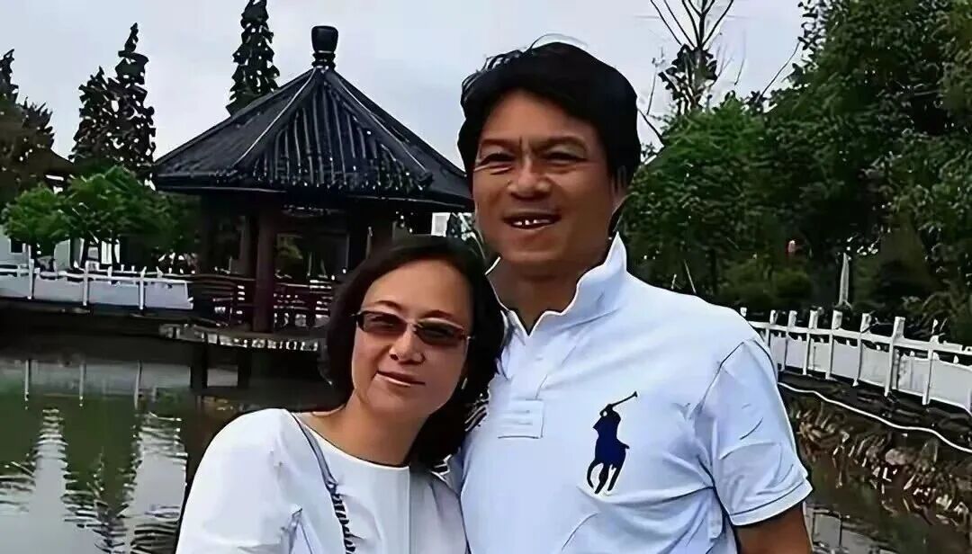 61岁江嘉良近况！乒坛男神娶影后吴玉芳37年，两个女儿颜值抢镜