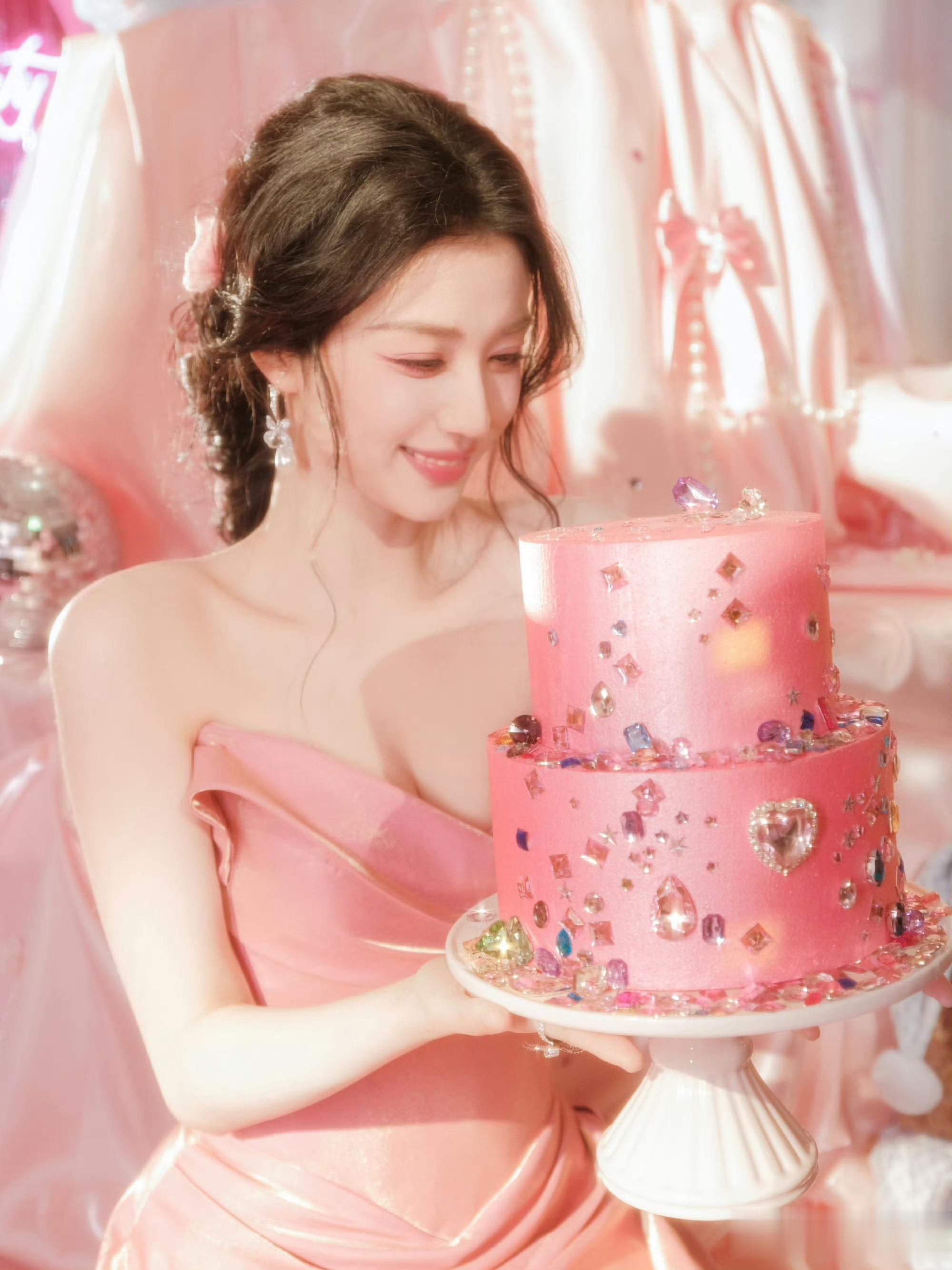 王楚然｜生日写真照，满分女好美，甜美的同时又不失个性