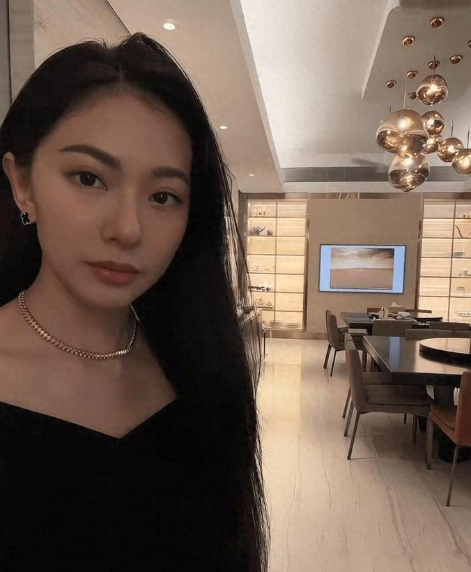 离开向佐后，她嫁大19岁富商连生一儿一女，如今已是上市公司老板