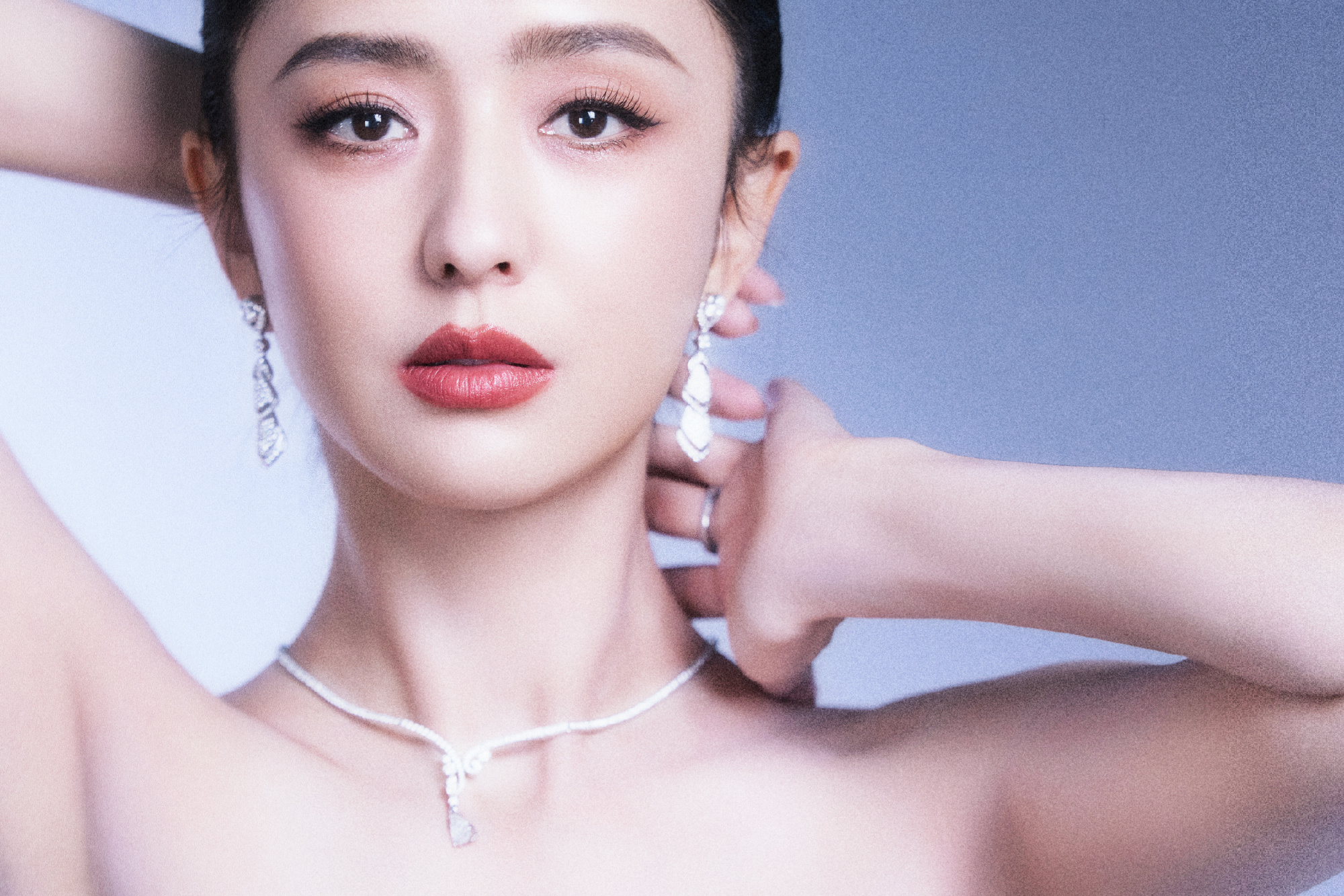 佟丽娅流苏纯白抹胸礼裙