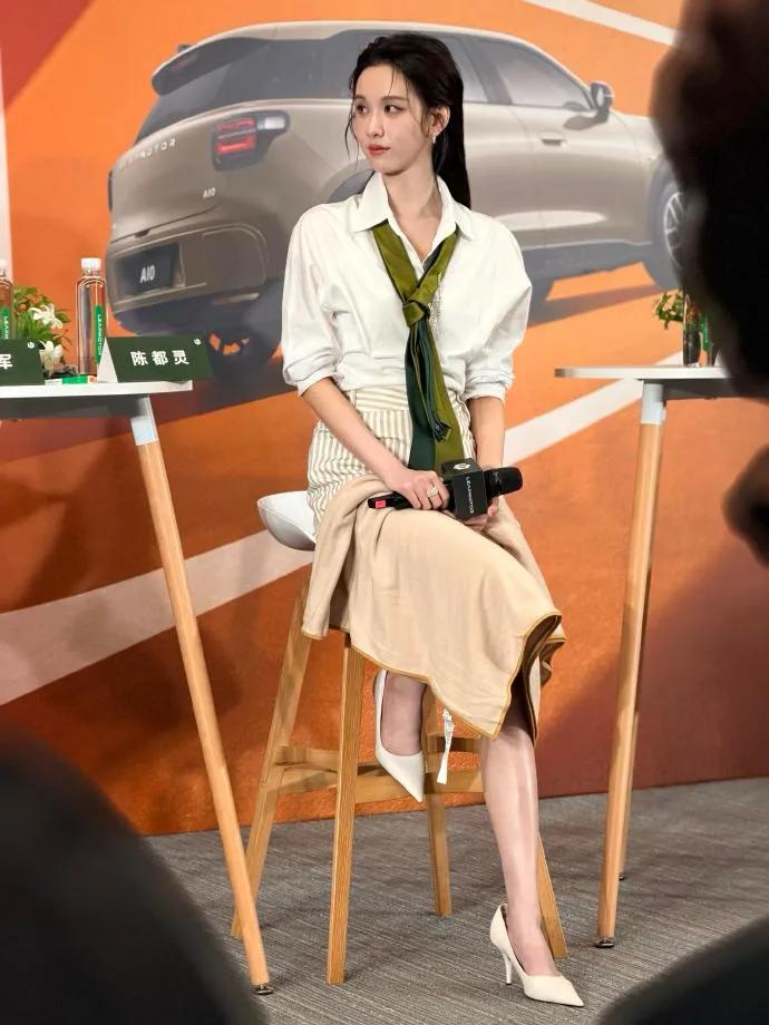陈都灵小腿好亮好光滑，不过高跟鞋真大