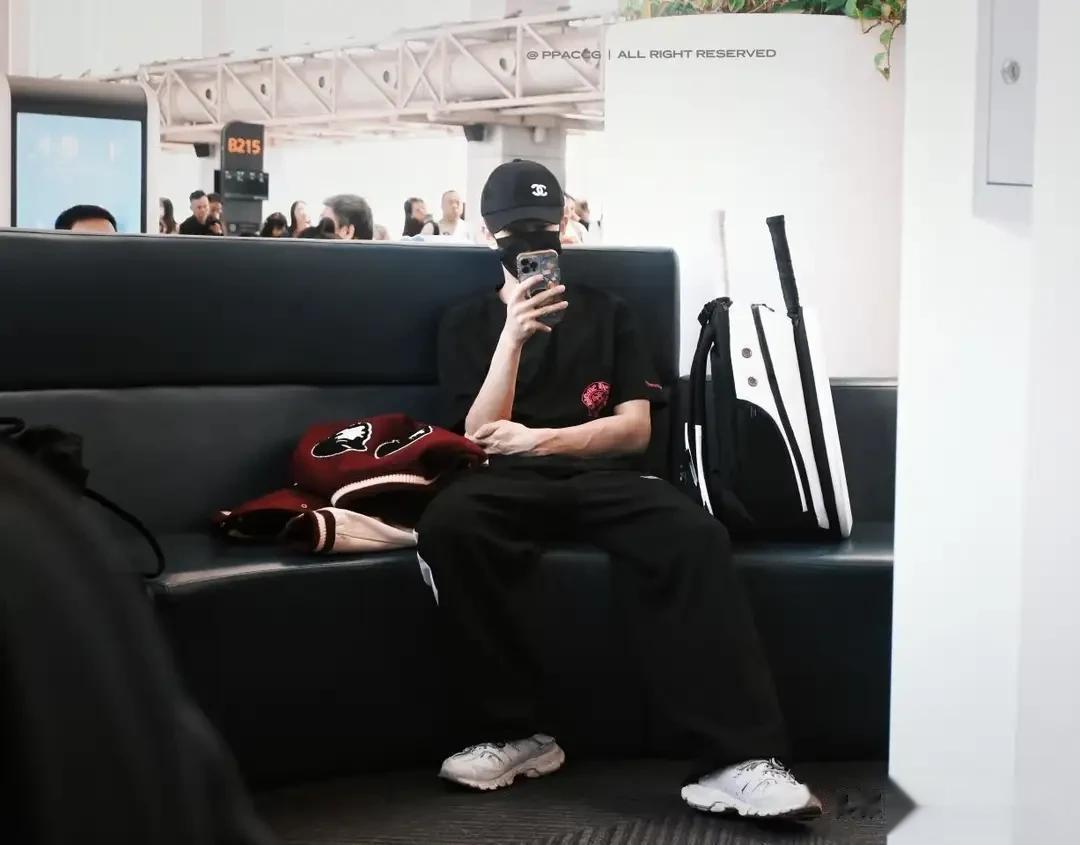 4月1日，新鲜林高远，穿棒球服外套又嫩又帅 完全衣架子穿啥都好看