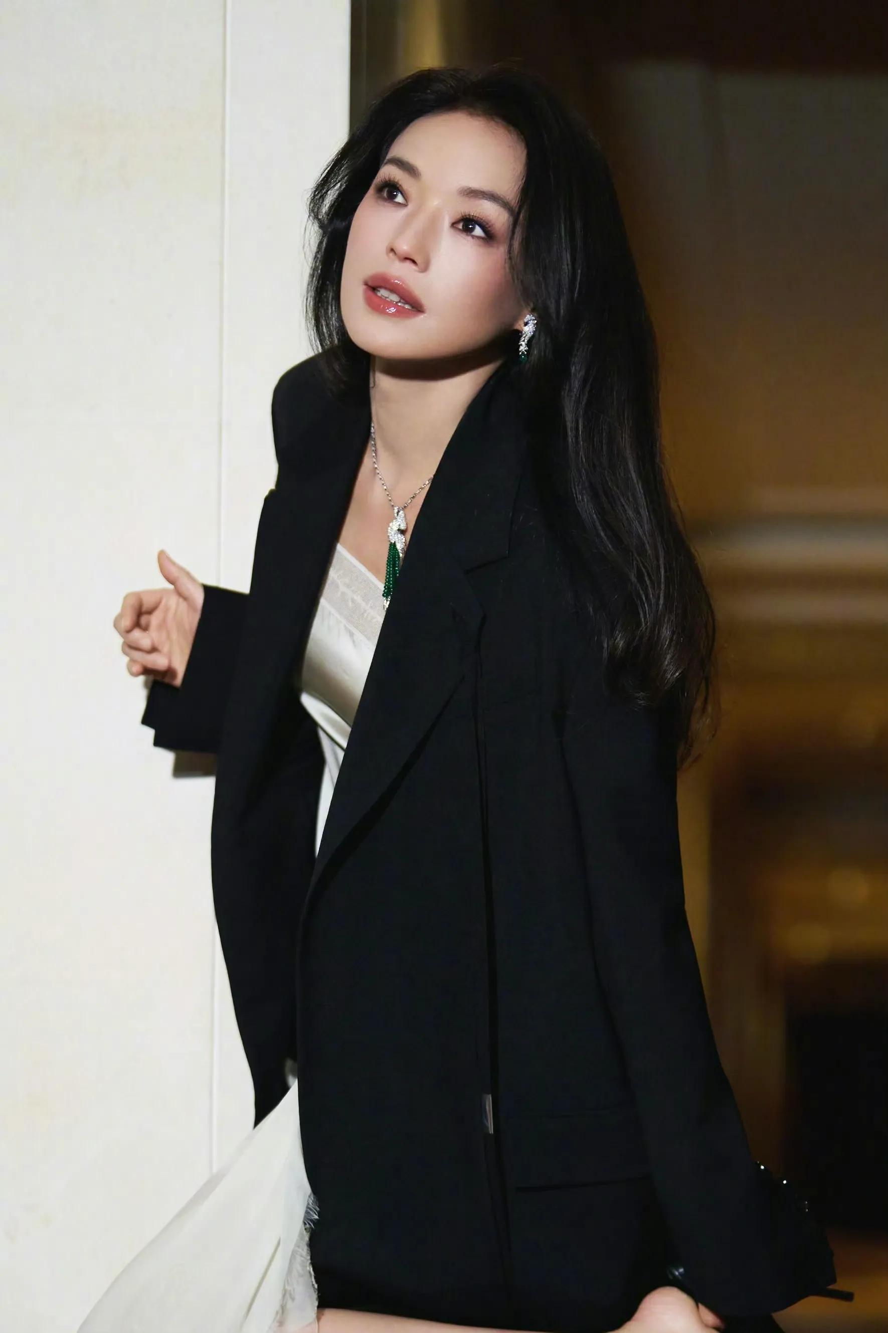 舒淇西装外套造型优雅迷人