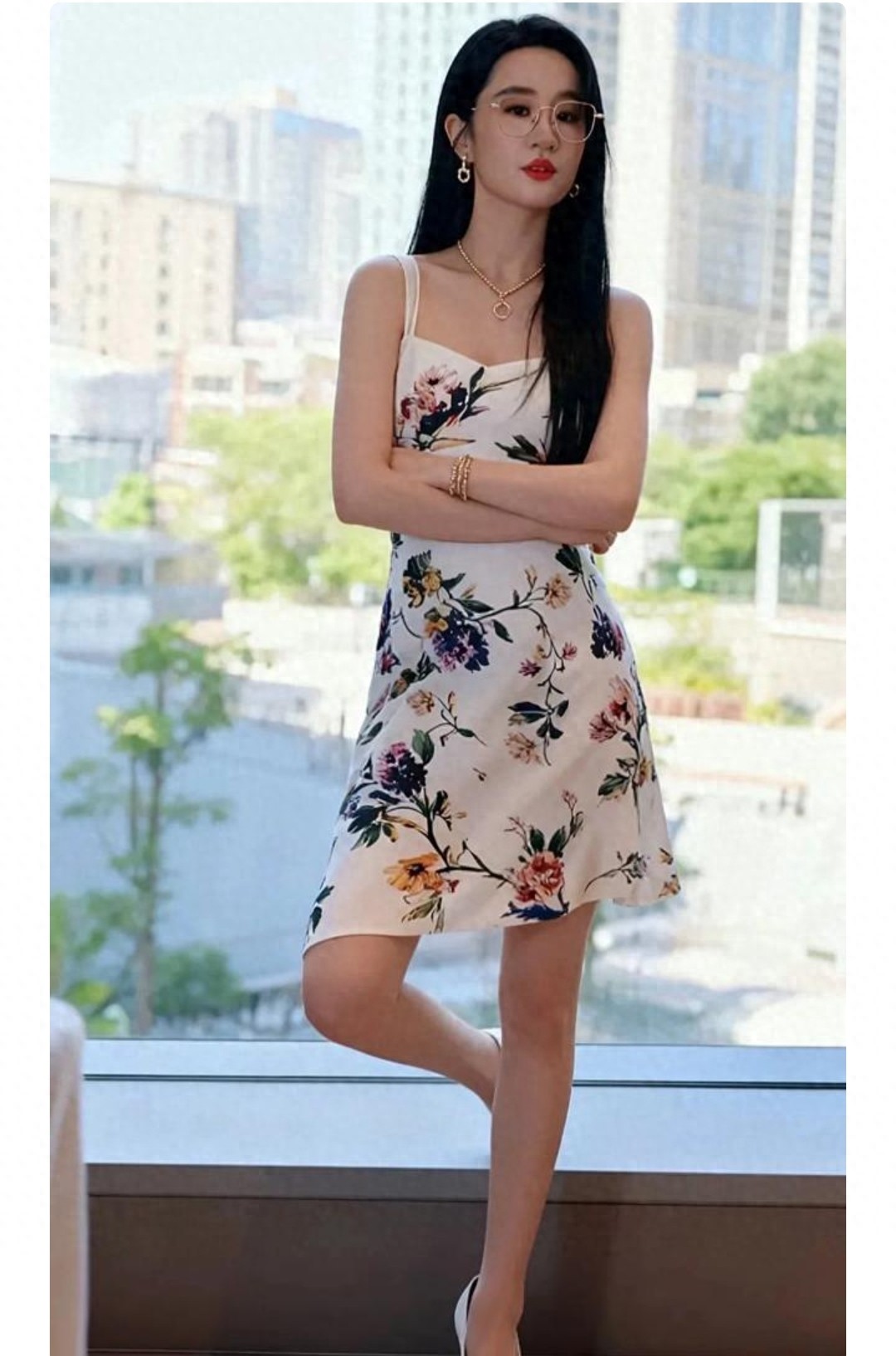 刘亦菲碎花裙搭白高跟，知性优雅美翻内娱
