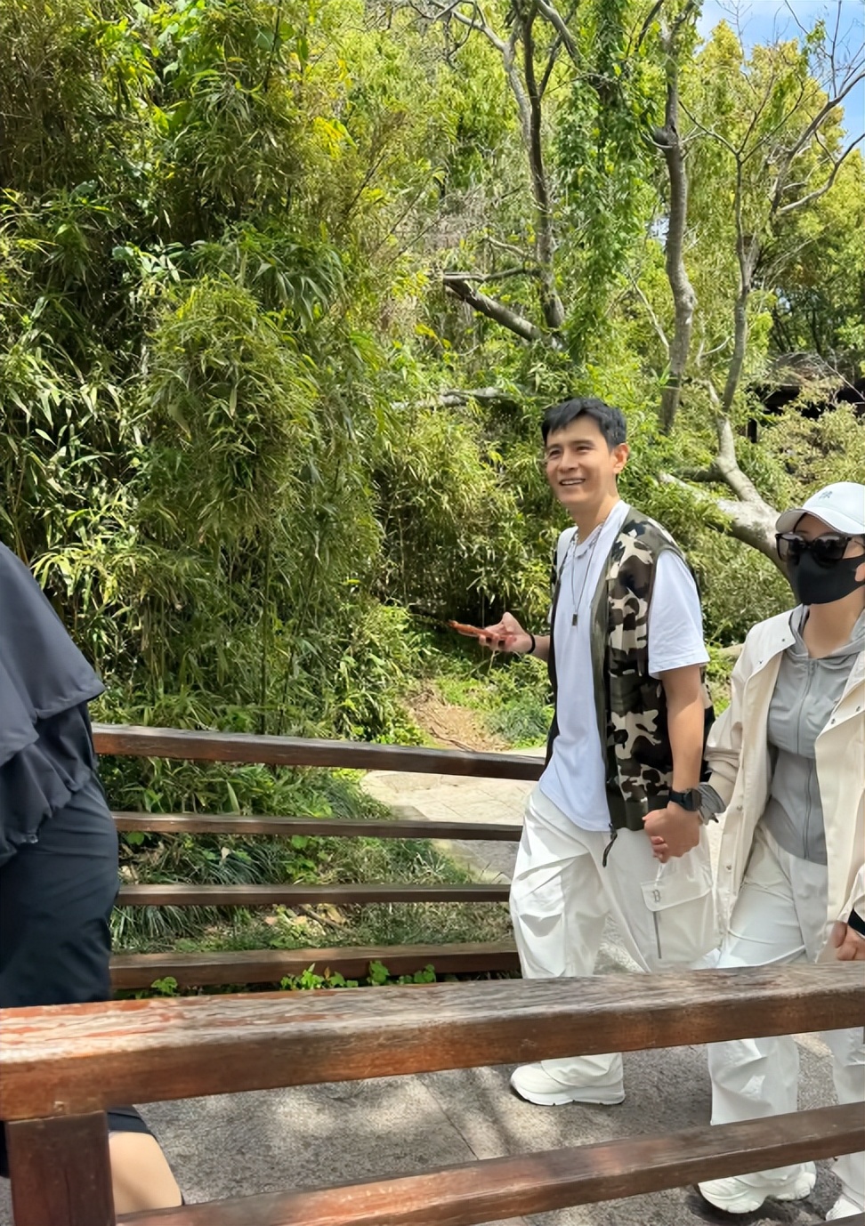 经超夫妇爬山被偶遇，素颜帅气很清爽，小李琳发福状态老气