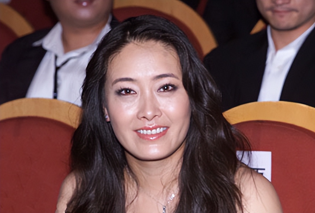 与男友同居8年无果,分手半年转身嫁企业CEO,如今一儿一女很幸福