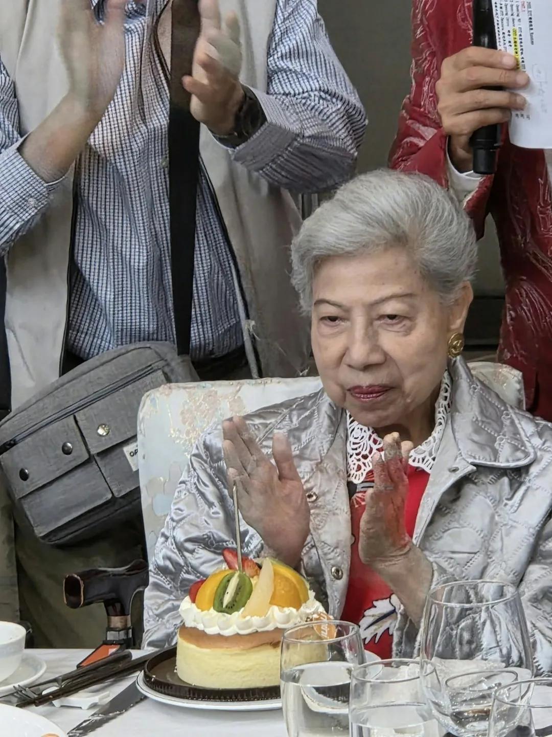 91歲羅蘭與張國強飲茶精靈擺Pose，去年跌傷入院雙腿現凹痕惹擔憂