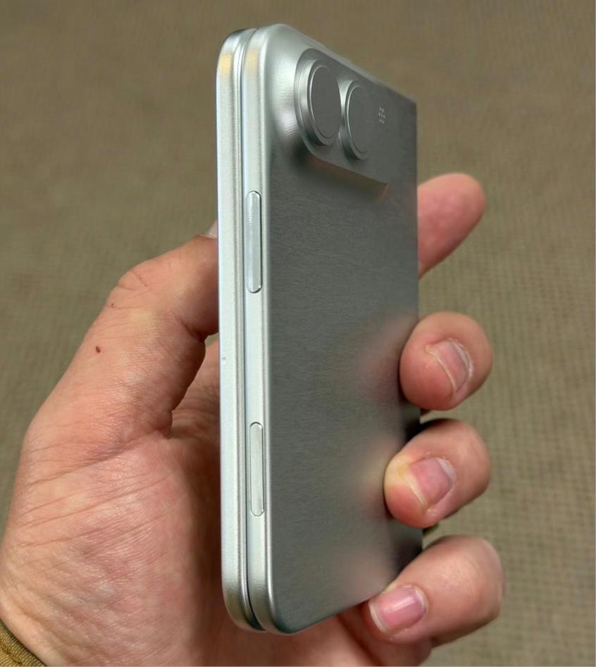 iPhone Ultra机模曝光：苹果折叠屏或9月发布，2亿影像也在评估中