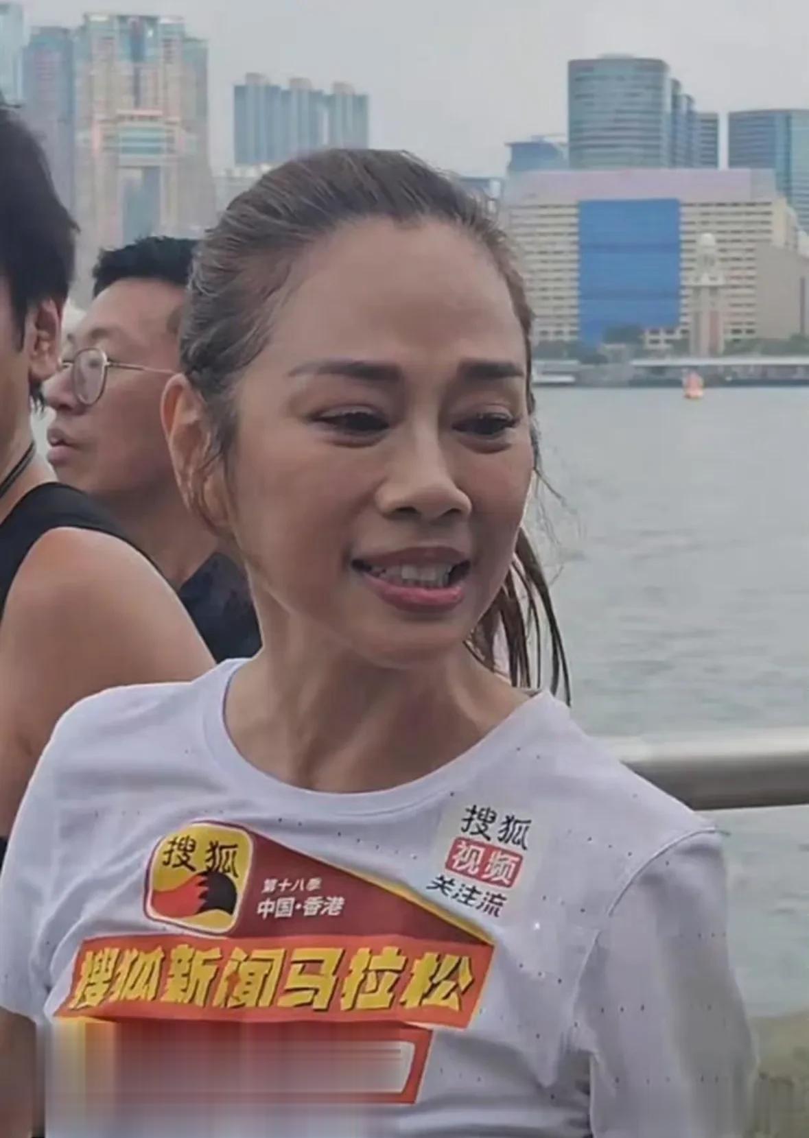 香港马拉松现场，陈松伶林志玲同框引热议，这俩真不像同龄人